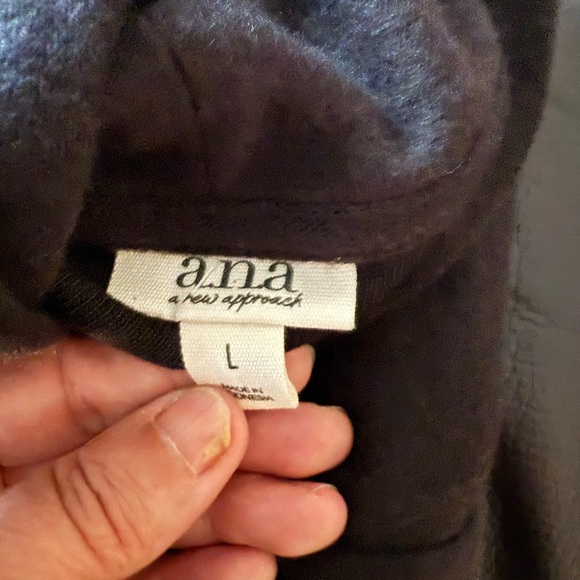 𝅺soft black turtleneck with slight puff shoulder classic
Staple size large - Picture 5 of 6